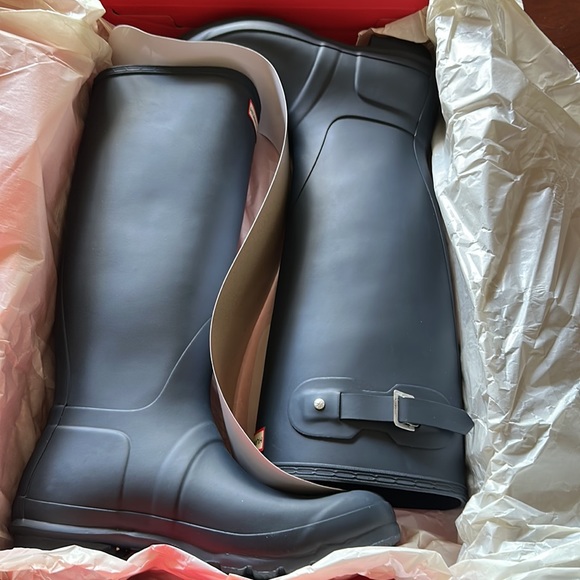 Hunter Women’s Original Tall Navy Rain Boot. - Picture 3 of 9